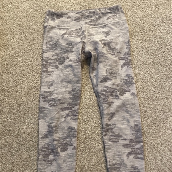 Lightly used good quality white and grey camo athelta leggings girls L/12 - Picture 1 of 4